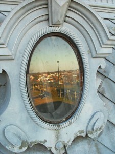 La Plata, calle 17 vista en un reflejo del techo del Estación Provincial