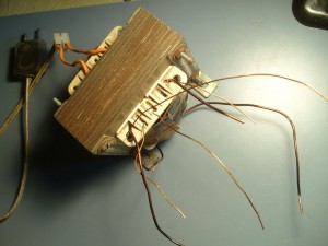 Transformador de lamparas dicroicas rebobinado para filamentos de valvulas. 6.3Vct, 12.6Vct, 5V, 2.5V. 500W total. Finalizado